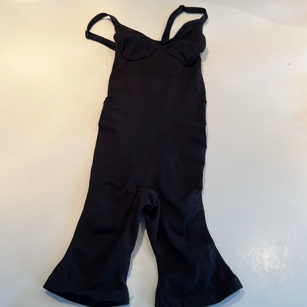 SKIMS everyday sculpt mid thigh bodysuit black s/m